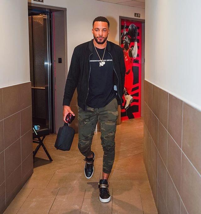 篮球篮网训练场出现意外，球员手指受伤（篮网队训练中突发意外，球员手指受伤）