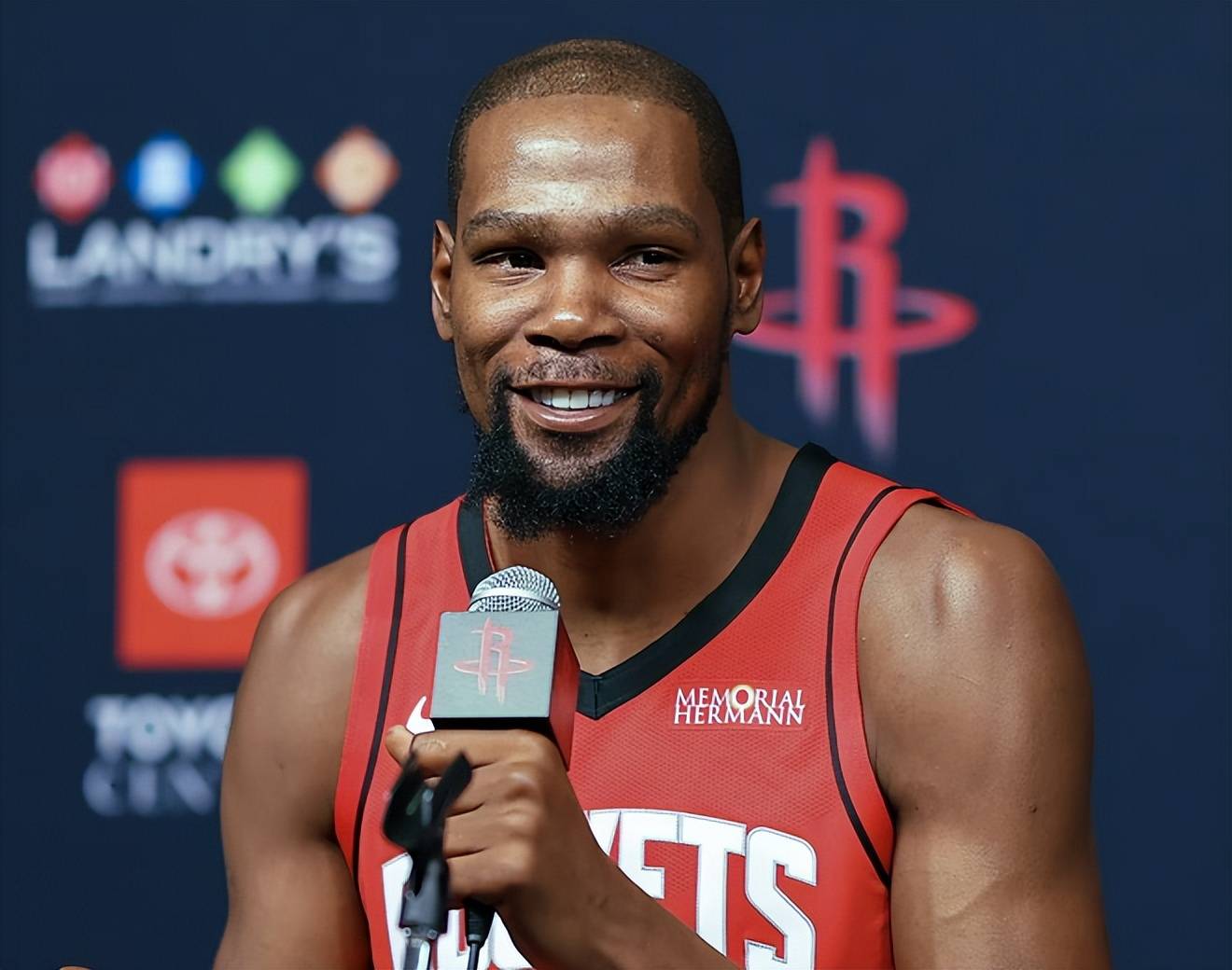 意媒：桑德兰想先租后买从米兰签圣地亚哥，已联系球员经纪人（意媒：桑德兰欲以租借+买断方式从米兰引进圣地亚哥，已与其经纪人接触）