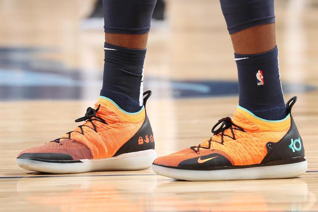 记者：泰山不会放弃成绩搞年轻化，韩鹏明年是否执教还没定（记者：泰山队不会为年轻化牺牲成绩，韩鹏明年是否执教尚未确定）