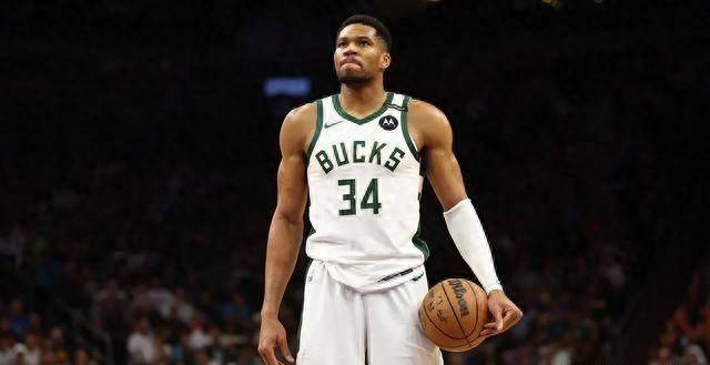 曼联客场对阵狼队，若取胜可追平切尔西，升至第六。狼队近期状态差，曼联实力占优，有望全取三分。（曼联客战狼队：胜则追平切尔西升至第六，狼队近况低迷，红魔有望全取三分）