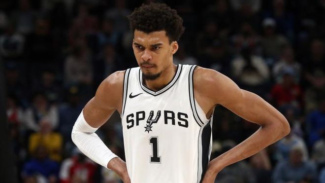 进攻表现不错！朱松玮半场8中5&三分2中1拿到11分4篮板（火力全开！朱松玮半场8投5中、三分2投1中拿下11分4篮板）