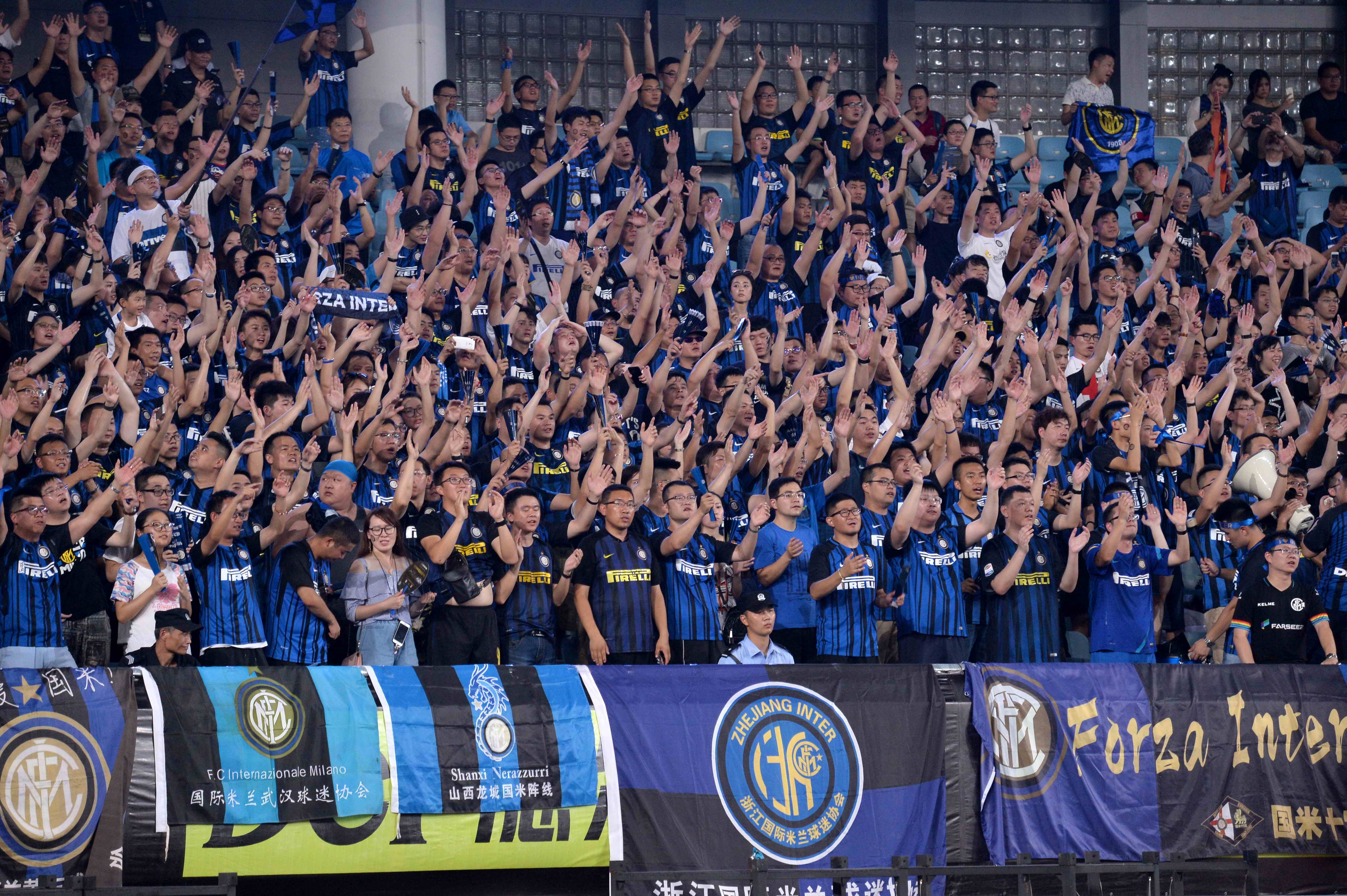 心系老东家，维尼修斯晒穿达尼洛弗拉门戈13号球衣打游戏（情牵旧主，维尼修斯晒身穿达尼洛弗拉门戈13号球衣打游戏）