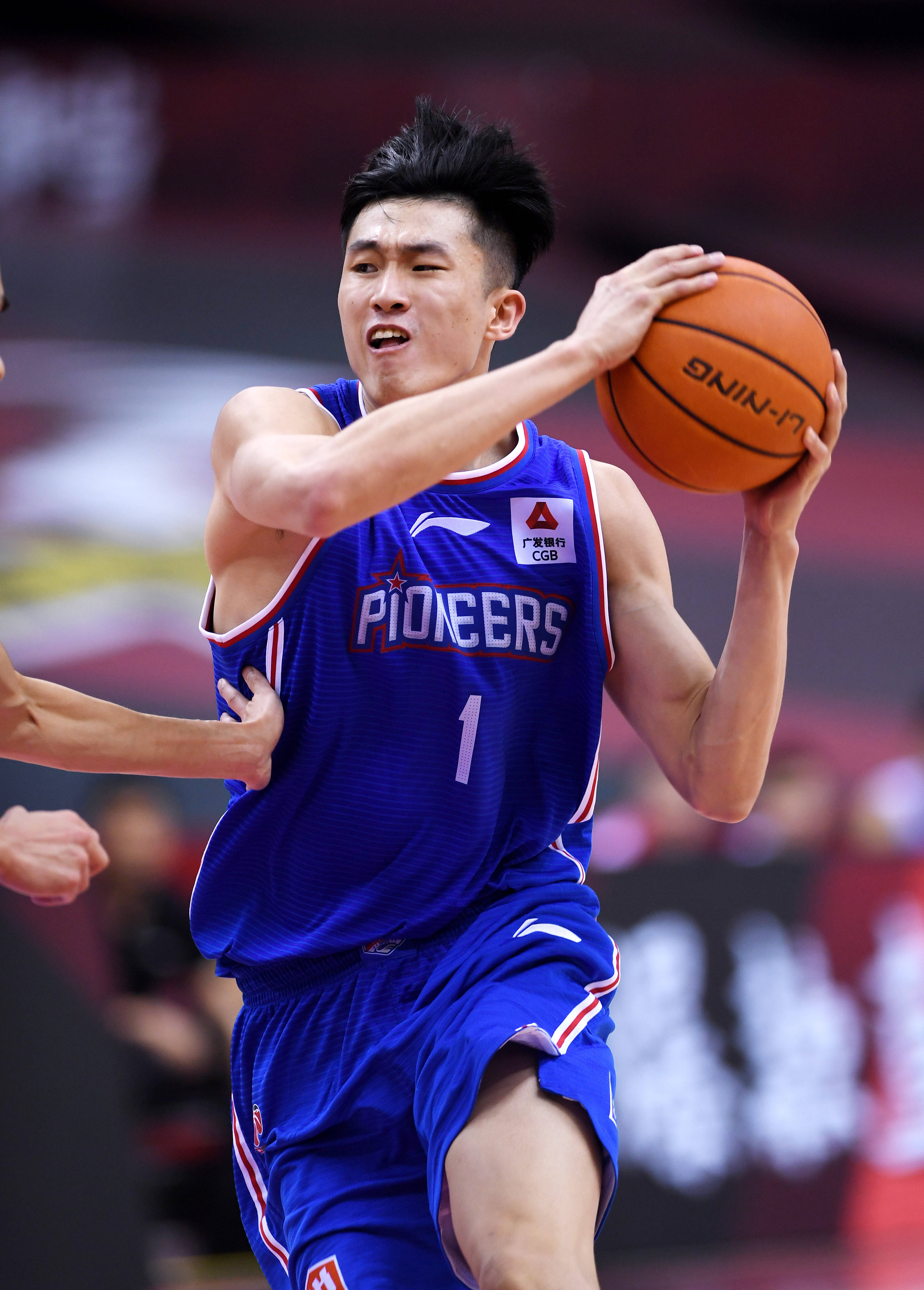 马尔卡宁肘翻克里斯蒂 被吹罚一级恶意犯规 独行侠2罚1掷（马尔卡宁肘击克里斯蒂遭判一级恶意，独行侠获两罚加球权）