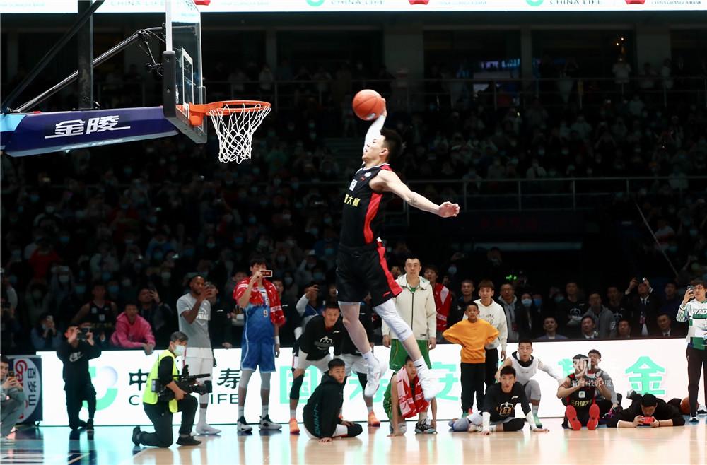 布伦森关键时刻反超三分（布伦森关键时刻命中反超三分）