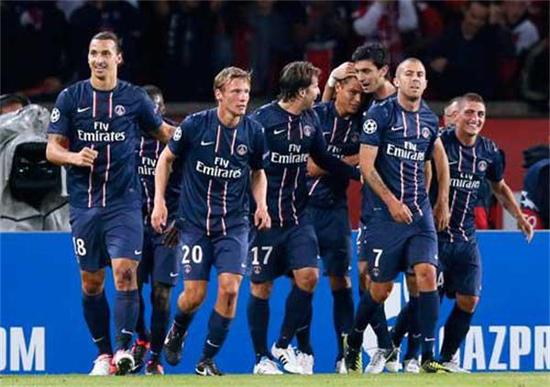 篮球赛场上的精彩瞬间：恩比德接球转身背筐出手（赛场高光一刻：恩比德接球转身背身跳投）