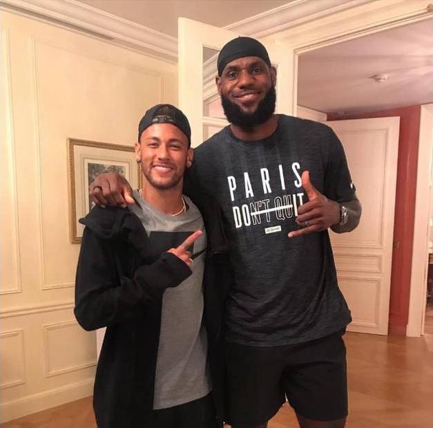 斑马队长，洛卡特利达成尤文生涯200场里程碑（洛卡特利佩戴队长袖标，迎来尤文生涯第200场里程碑）