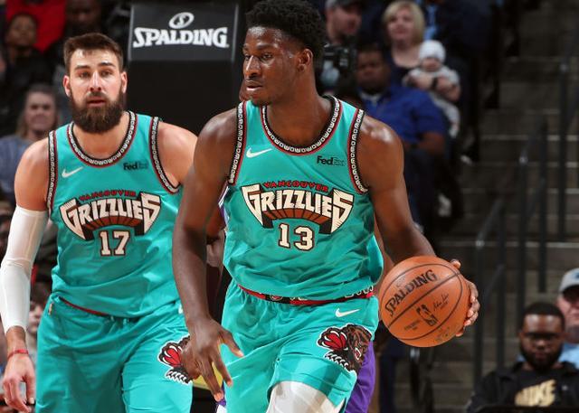 欧冠赛场精彩瞬间：巴萨主场2-0取胜,（欧冠之夜：巴萨主场2比0告捷）