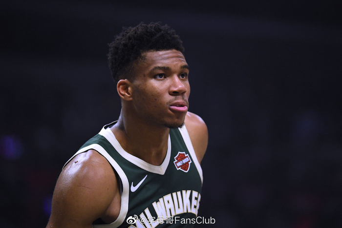 孔蒂：祝贺球员们，必须对他们说谢谢、谢谢、再谢谢（孔蒂：向球员们表示祝贺，我要对他们说三声“谢谢”）