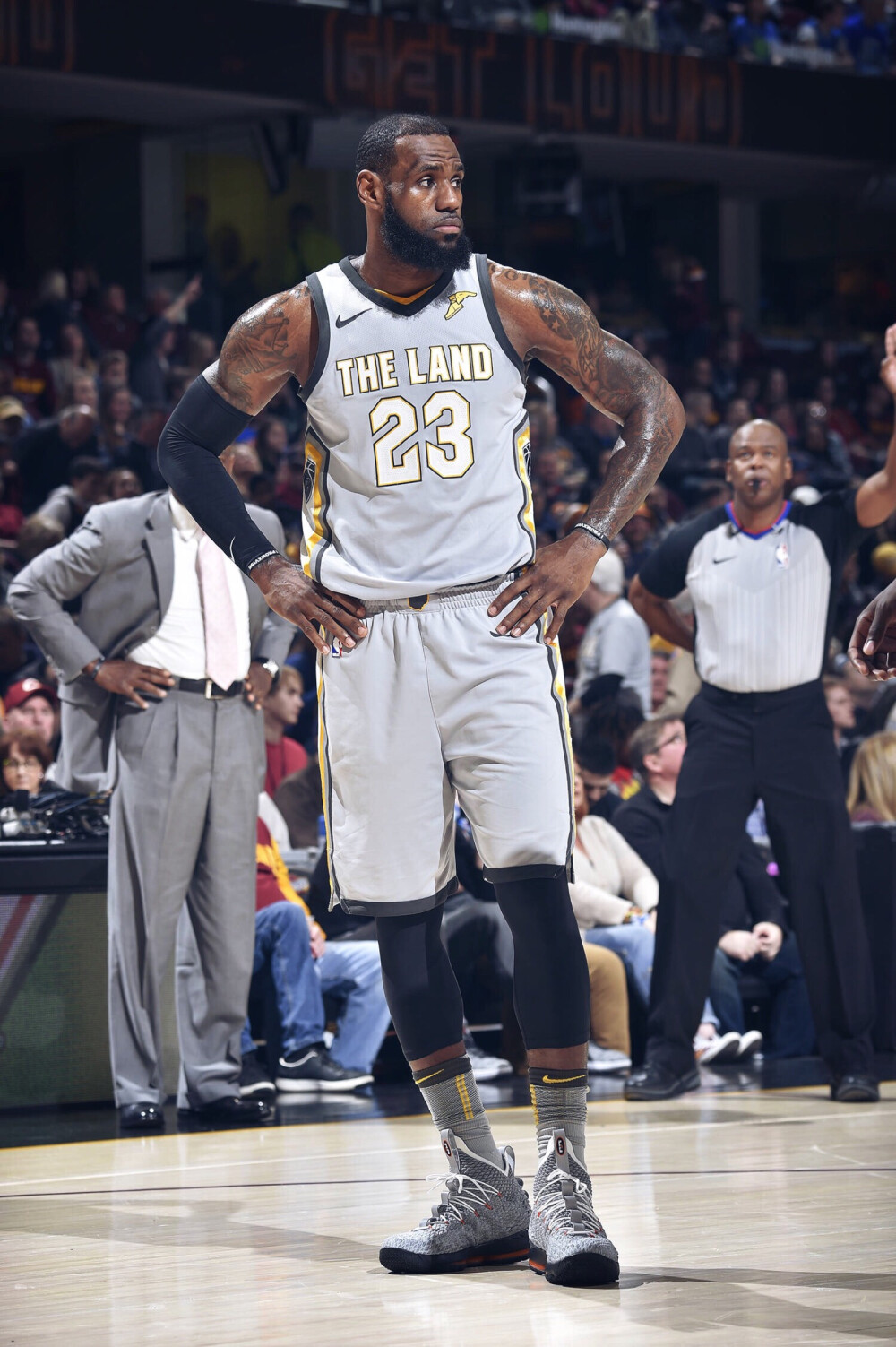 追平切尔西升英超第6！B费2射1传一战造2大神迹，曼联4-1复仇狼队（曼联4-1复仇狼队，B费梅开二度并送助攻缔造两大纪录，红魔追平切尔西升至英超第六）