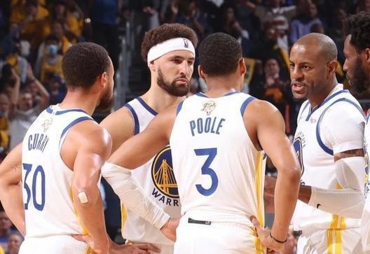 英超半场：阿德利、亚当斯破门，伯恩茅斯暂2-1桑德兰（英超半场战报：阿德利、亚当斯建功，伯恩茅斯2-1领先桑德兰）