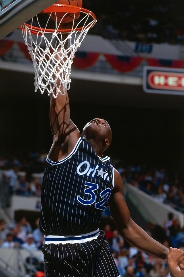 齐达内与蒯纪闻共同现身上海交大出席活动，现场教学马赛回旋（齐达内携手蒯纪闻亮相上海交大，现场示范马赛回旋）